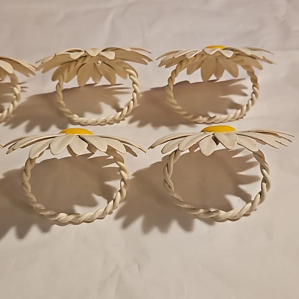 8 RARE Daisy painted all metal Napkin rings - Picture 7 of 7